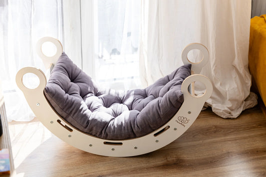 Vaikiškas supamasis Snug Rocker – medinis su pilka pagalvėle