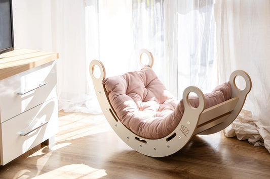 Vaikiškas supamasis Snug Rocker – medinis su rožine pagalvėle