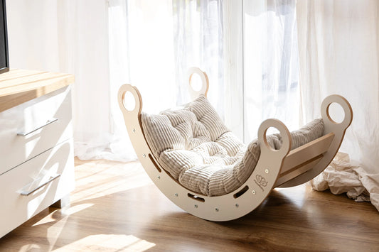 Vaikiškas supamasis Snug Rocker – medinis su smėlio spalvos pagalvėle